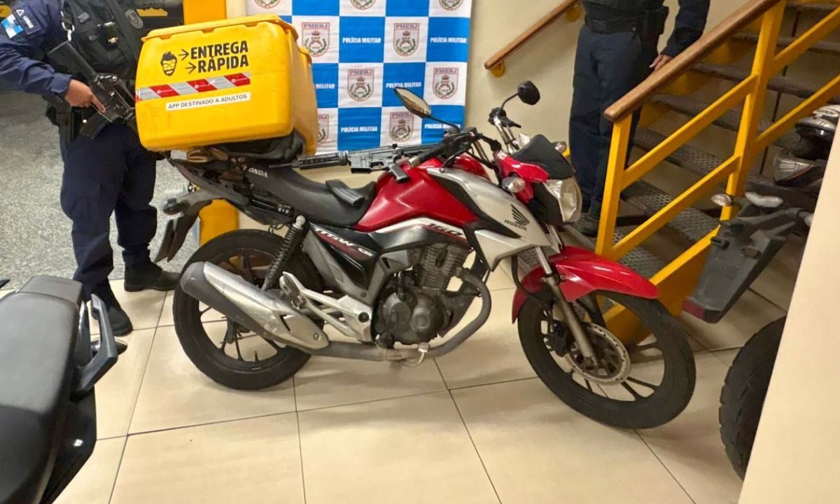 Madrugada de tiroteio tem homem preso com fuzil no baú de moto na Zona Norte de Niterói