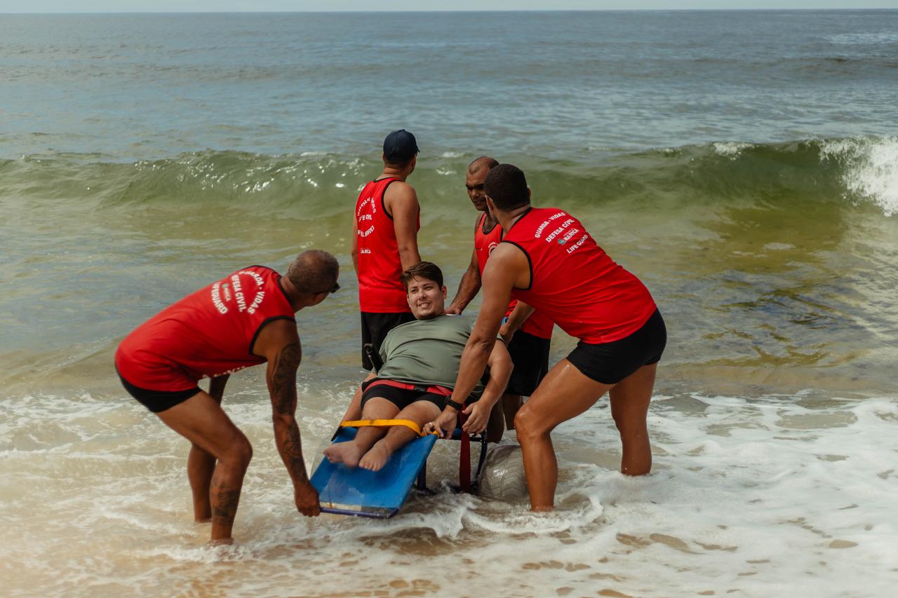 Maricá amplia inclusão com projeto de banho de mar assistido para pessoas com deficiência