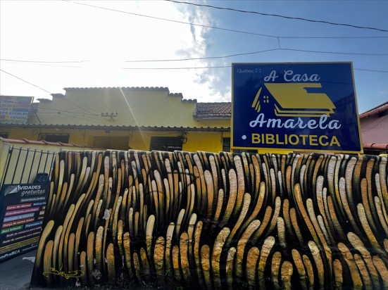 Em Anchieta, biblioteca se torna refúgio e apoio para crianças autistas e suas famílias