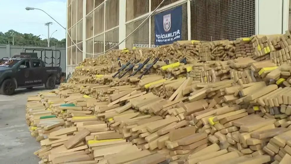 Maior apreensão do RJ: 48 toneladas de maconha são encontradas em bunker na Maré