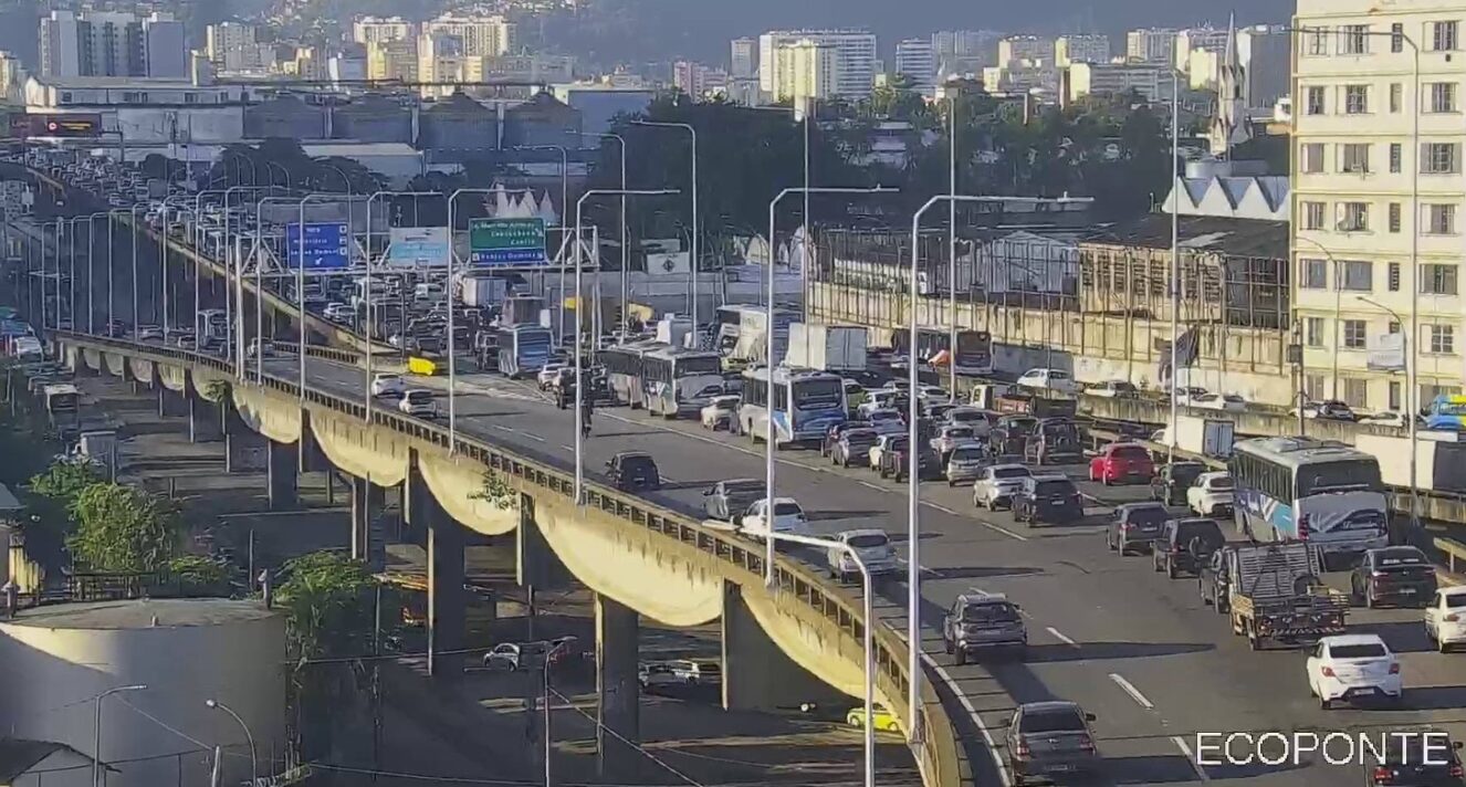 Servidores protestam por piso prometido por Cláudio Castro e trânsito fica congestionado no Rio