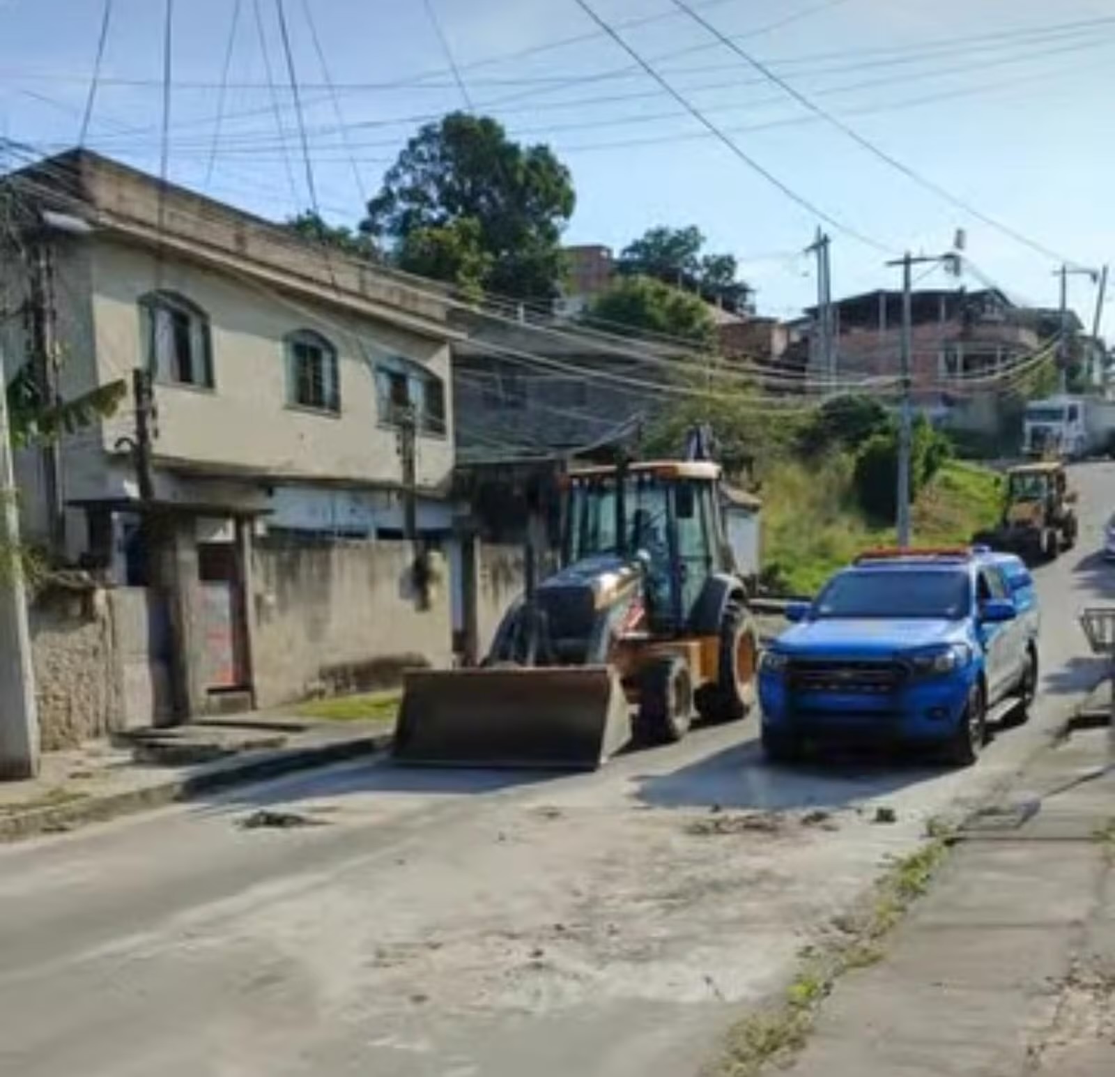 Operação contra barricadas no Salgueiro, em São Gonçalo, tem dois presos e armas apreendidas