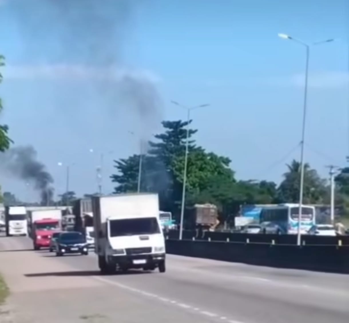 Moradores fecham a BR-101 após morte de dois pedreiros durante ação da PM no Jardim Catarina