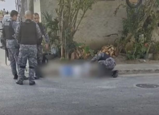 Motociclista morre após ser baleado em abordagem da PM em São Gonçalo; mulher que estava na garupa fica ferida