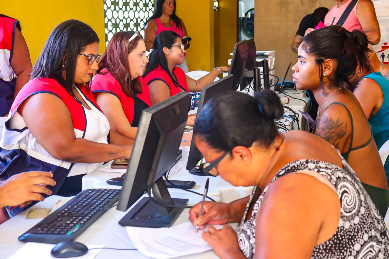 Ação social leva atualização do CadÚnico, vagas de emprego e atendimentos gratuitos a Ponta Negra neste sábado