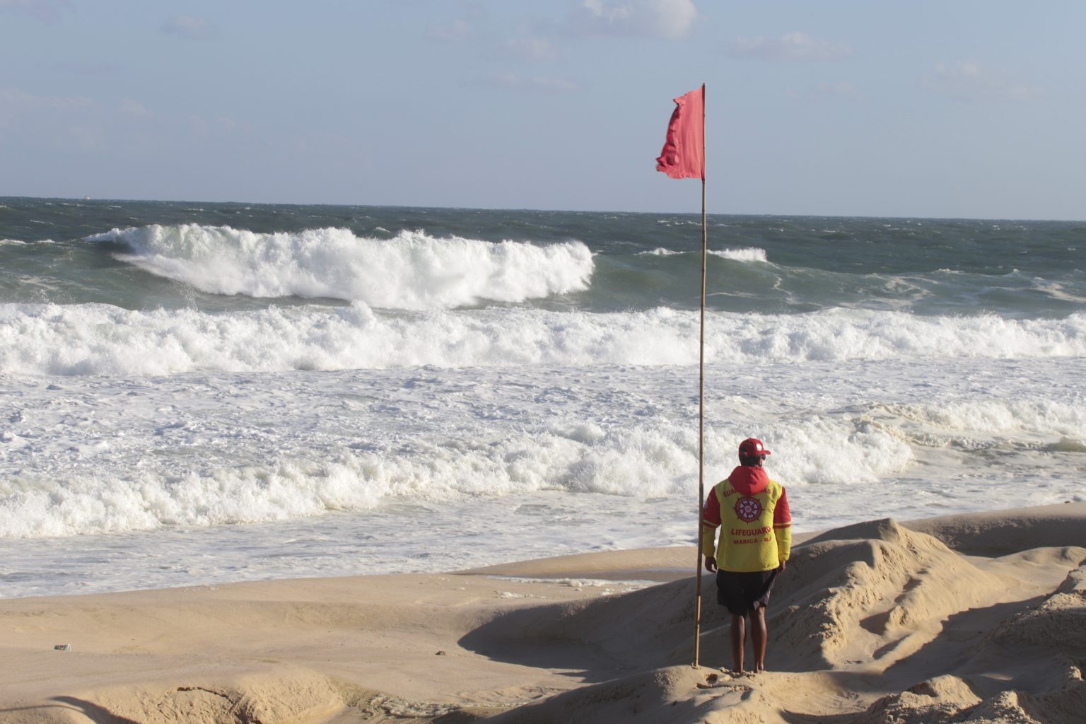 Defesa Civil de Maricá emite alerta de ressaca para o litoral até este sábado (20/06)