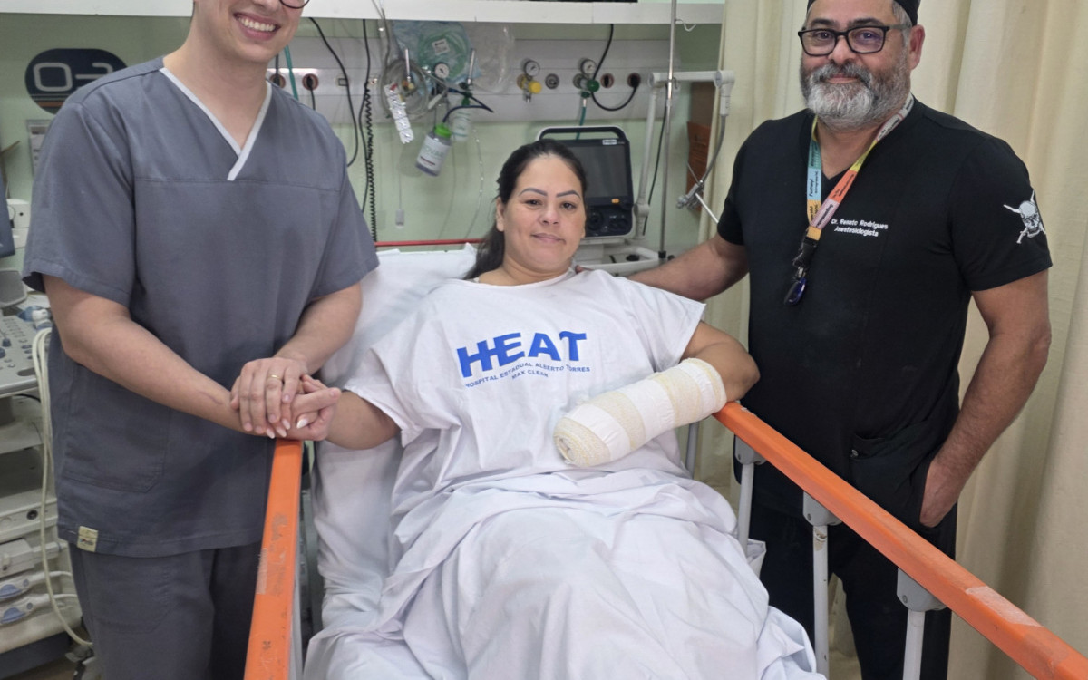 Empresária que levou nove facadas do companheiro conhece equipe médica que a salvou em SG