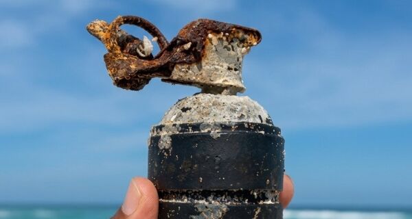 Voluntários encontram granada em praia de Arraial do Cabo durante mutirão de limpeza