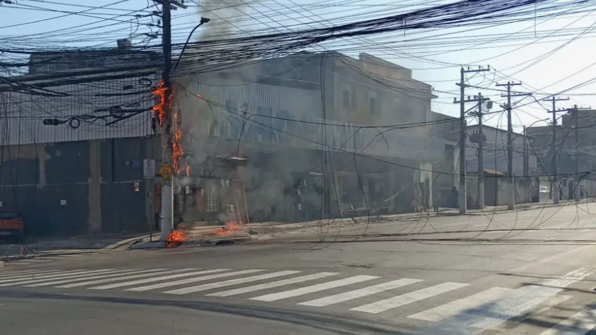 Poste pega fogo, espalha fios pela pista e interdita rua no Centro de Niterói