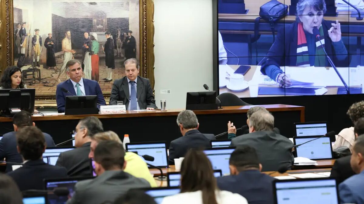 CCJ aprova proposta que reduz maioridade penal para 16 anos; texto segue para nova etapa de votação