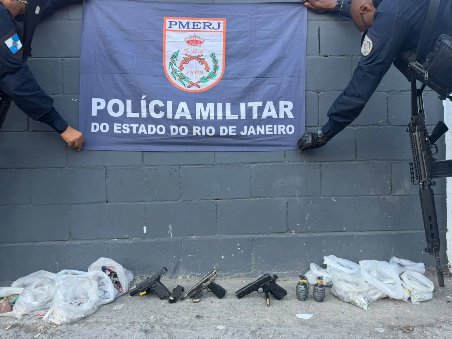 Após troca de tiros, PM prende três suspeitos e apreende pistolas, granadas e drogas em São Gonçalo