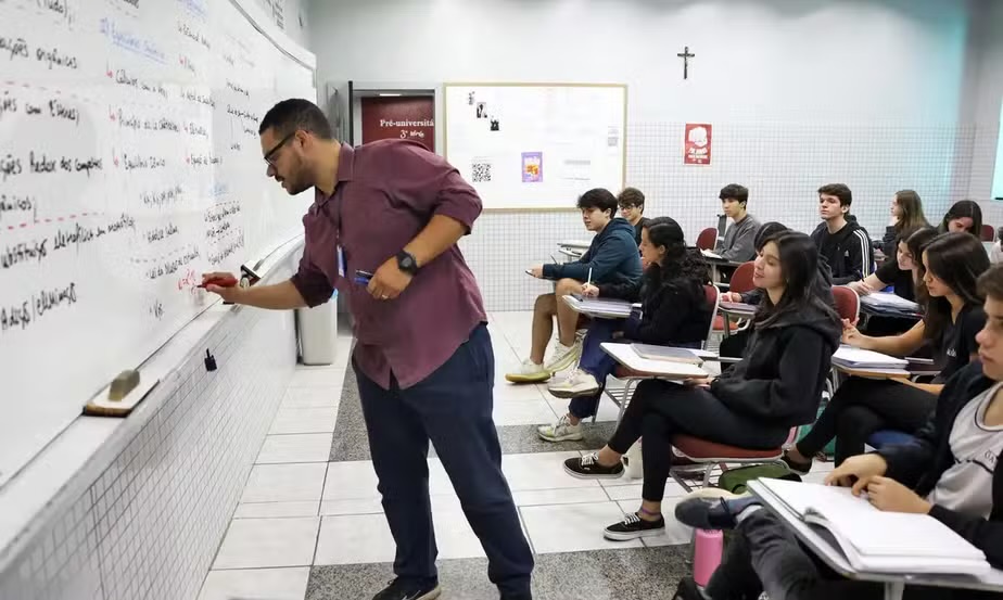 Estado do Rio regulamenta Piso Nacional do Magistério e salário de 40h vai a R$ 5,1 mil