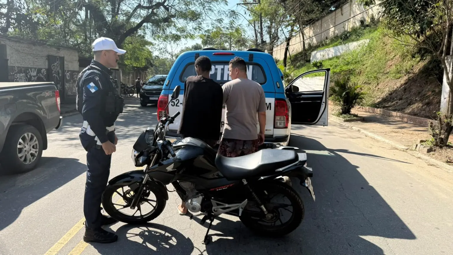 Dupla tenta fugir da PM, mas é presa com moto roubada em Niterói