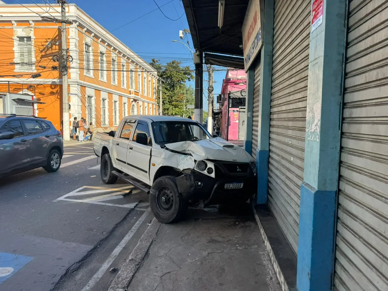Caminhonete invade calçada após colisão com ônibus no Centro de Niterói
