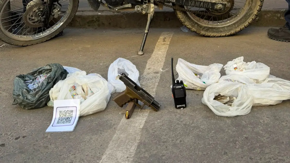 Operação no Jardim Catarina termina com prisões, arma e moto roubada apreendidas