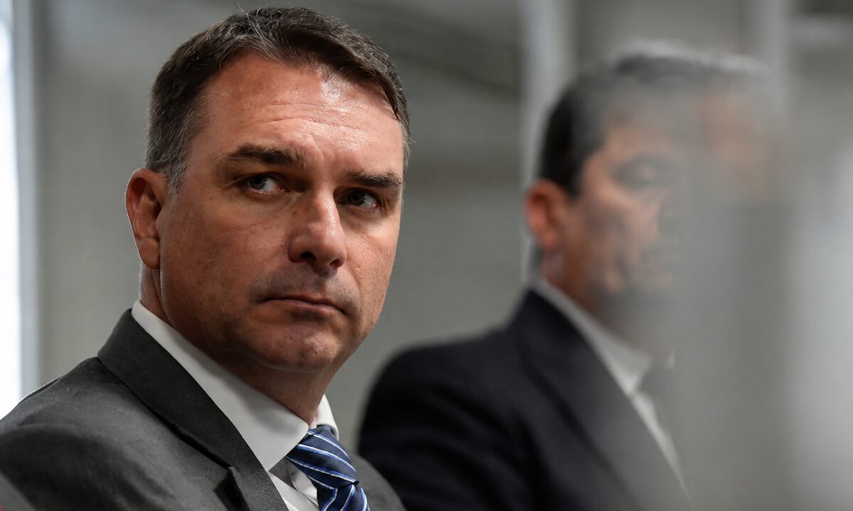 Flávio Bolsonaro emitiu e cancelou notas de R$ 1 milhão para empresa ligada ao Banco Master