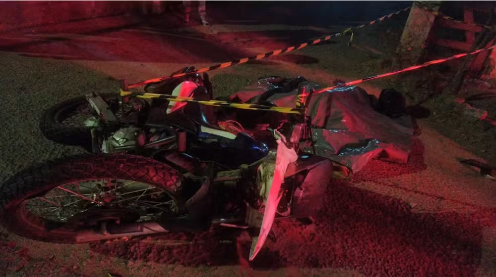 Jovem sem CNH morre em colisão entre carro e moto na RJ-106, em São Pedro da Aldeia