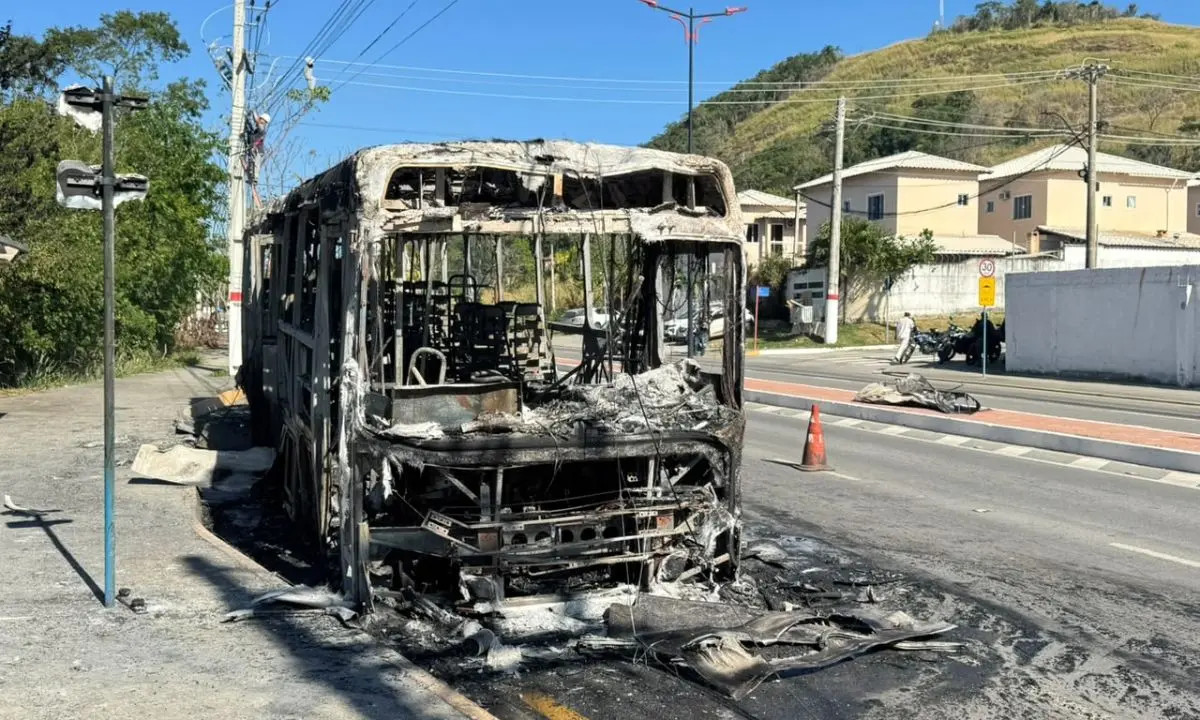 Ônibus do ‘Vermelinho’ pega fogo em Itaipuaçu: passageiros conseguem sair a tempo