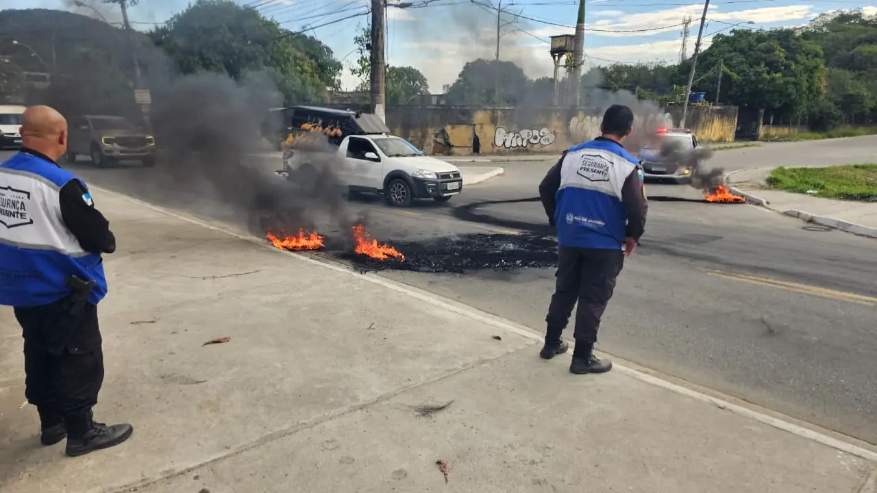 Operação em Itaipu termina com homem baleado e protestos com bloqueios de vias em Niterói