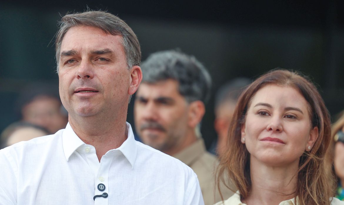 Flávio Bolsonaro teria ganhado Rolex em festa com empresários e garotas de programa na pandemia, diz revista