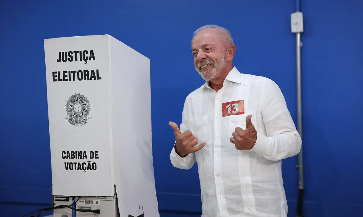 Lula é reeleito presidente do Brasil após virada sobre Flávio Bolsonaro no segundo turno