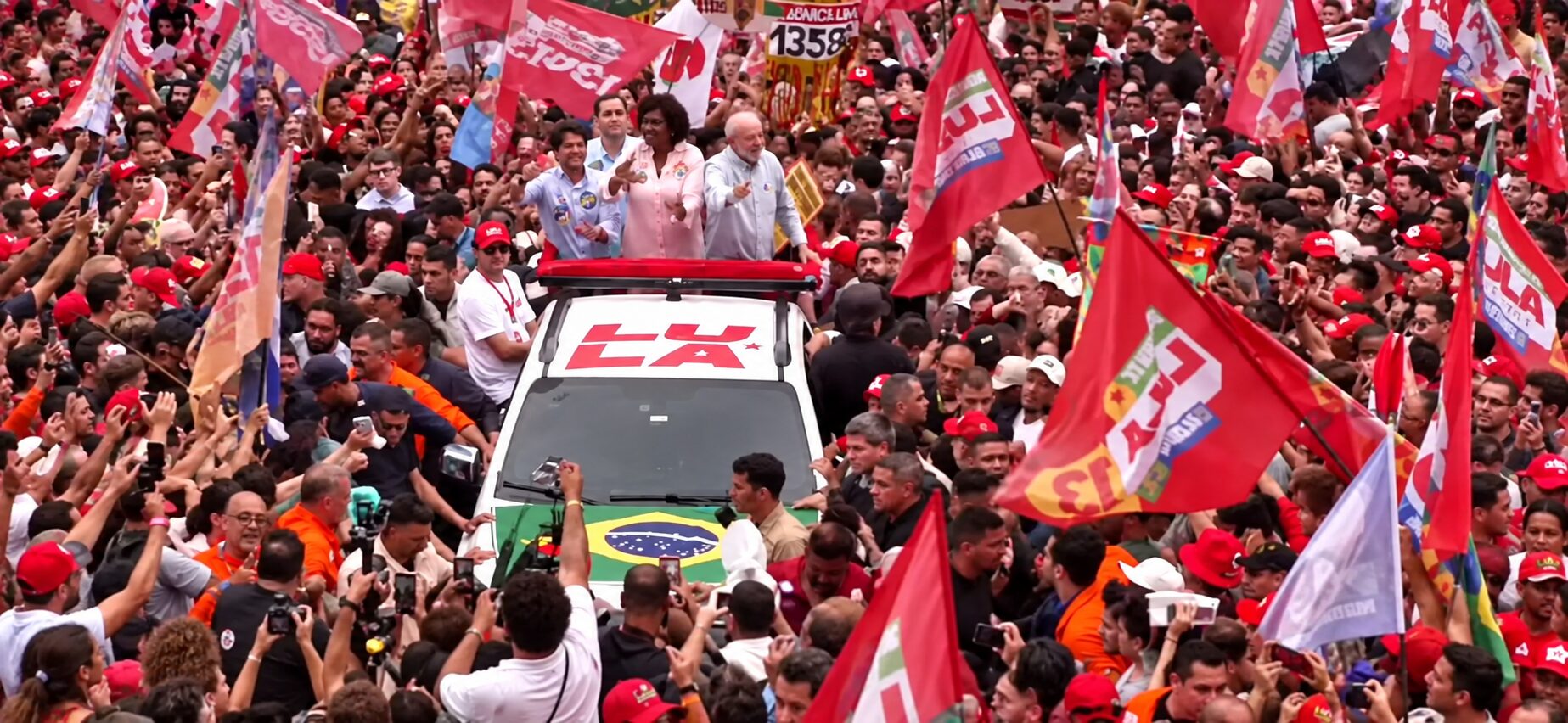 Lula reúne apoiadores em caminhada pelo Centro do Rio na reta final da campanha