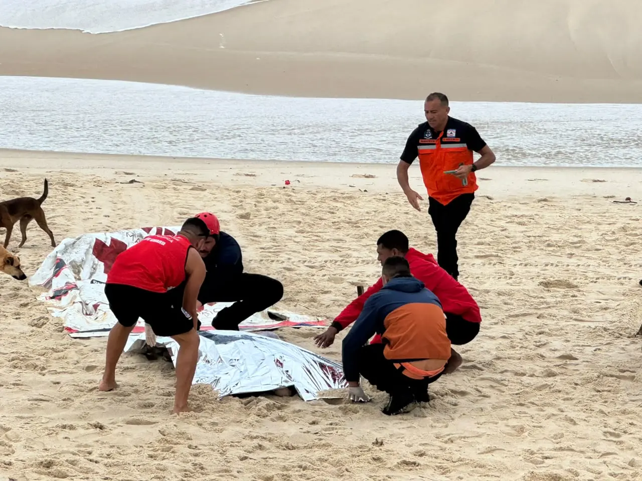 Homem é encontrado morto na areia da praia de Guaratiba, em Maricá