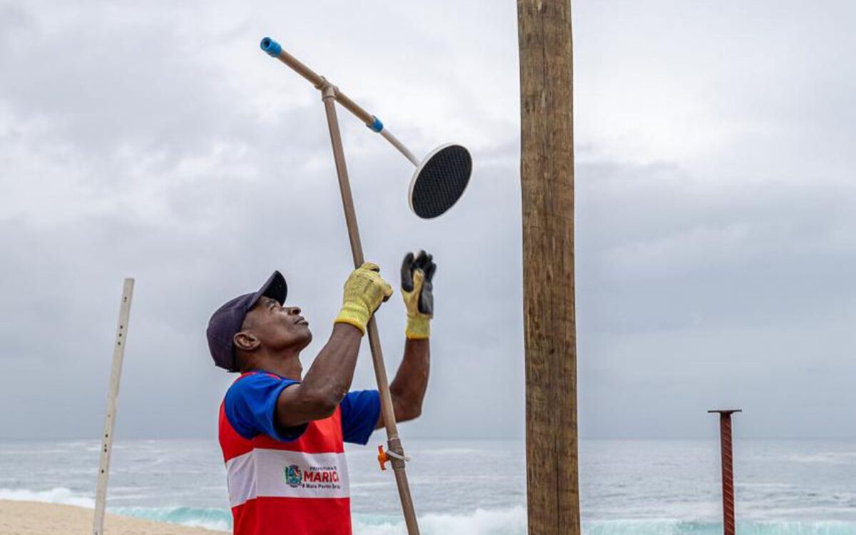 Ação na orla de Itaipuaçu remove chuveiros e ligações elétricas irregulares