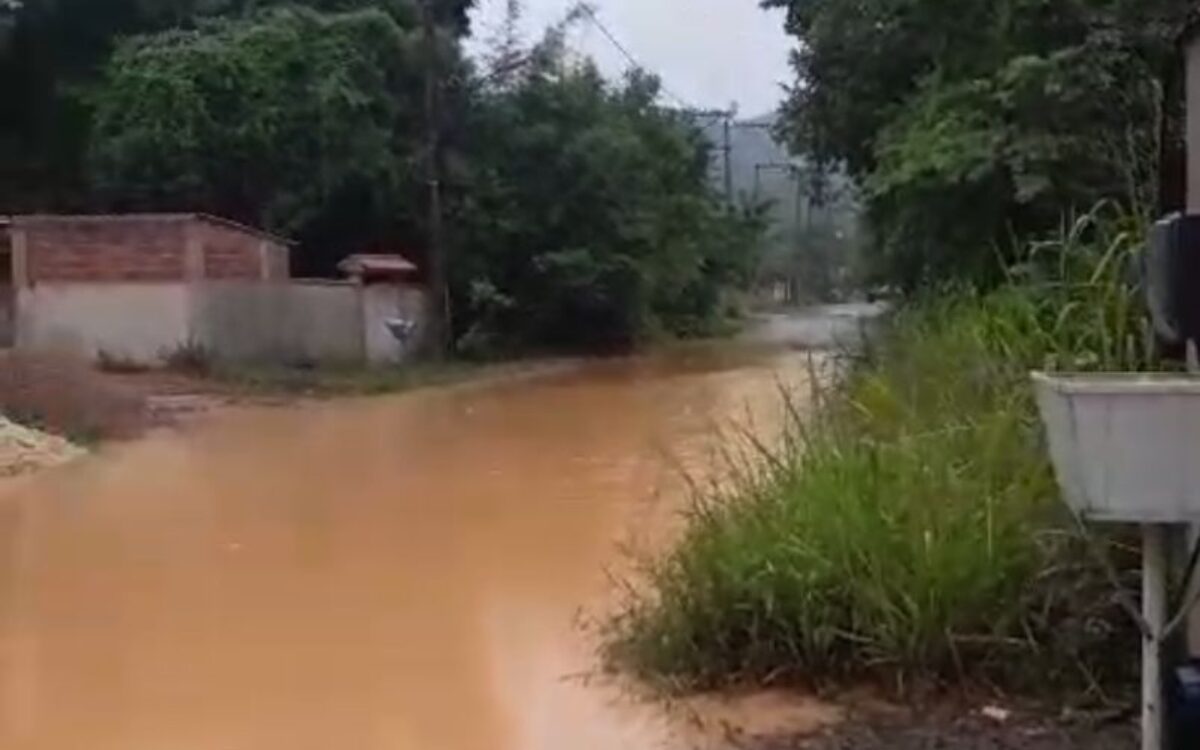 Moradores de Itaipuaçu denunciam descaso em vias alagadas