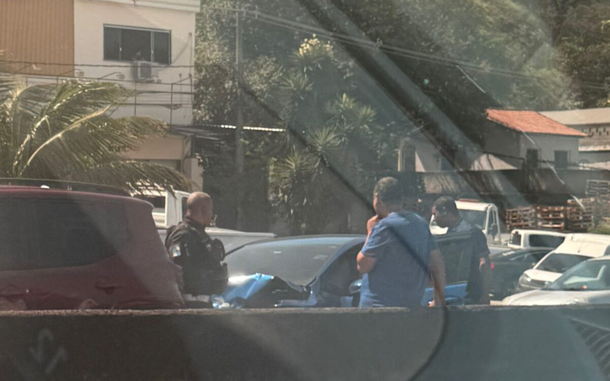 Acidente causa trânsito na RJ-104, sentido Niterói, na altura do Colubandê