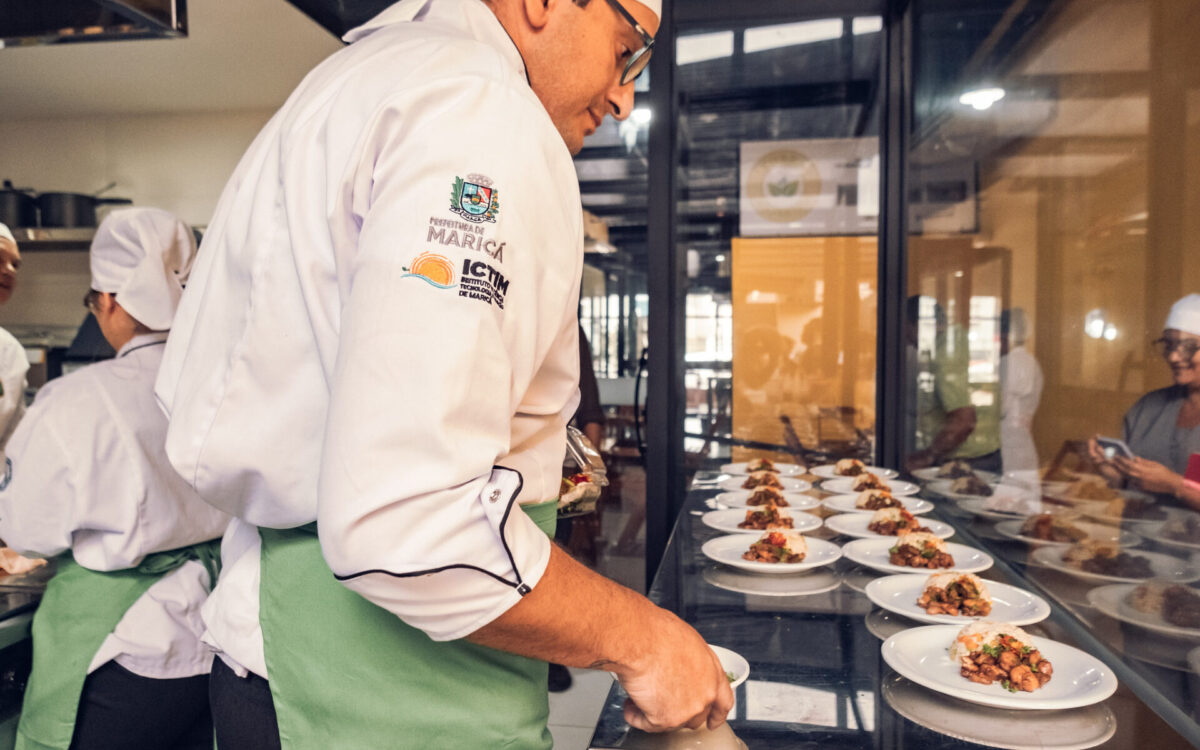 Alunos do Restaurante Escola de Maricá participam de concurso na Festa do Tomate