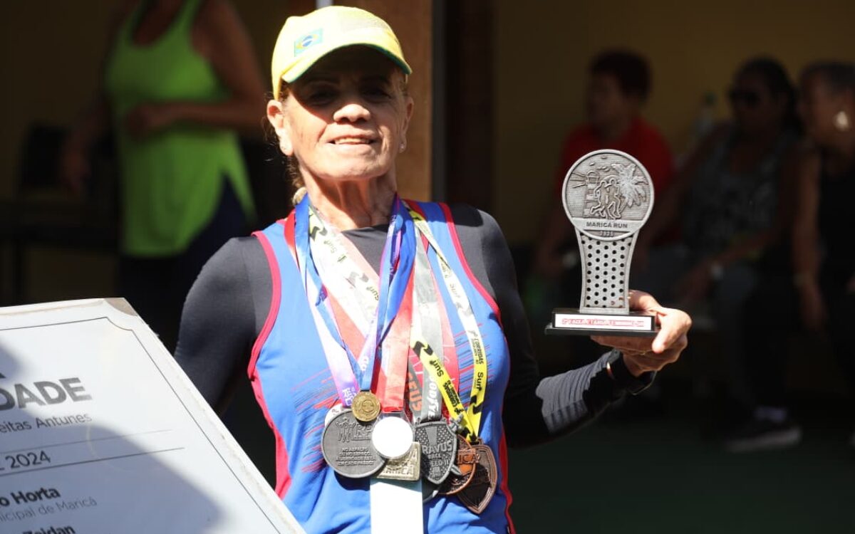 Aos 67 anos, aluna da Casa do Idoso de Maricá conquista medalhas e troféus em corridas