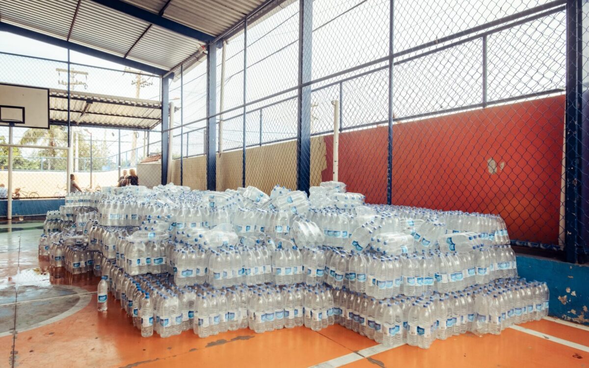 Adiada distribuição de água mineral em escola municipal de Itaipuaçu