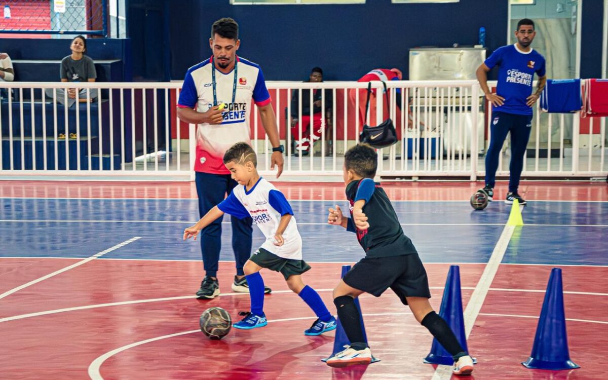 Aulas gratuitas de futsal atendem crianças e adolescentes em Maricá
