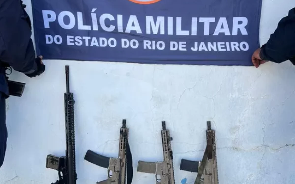 Polícia Militar apreende quatro fuzis e drogas em operação no Zumbi, em São Gonçalo