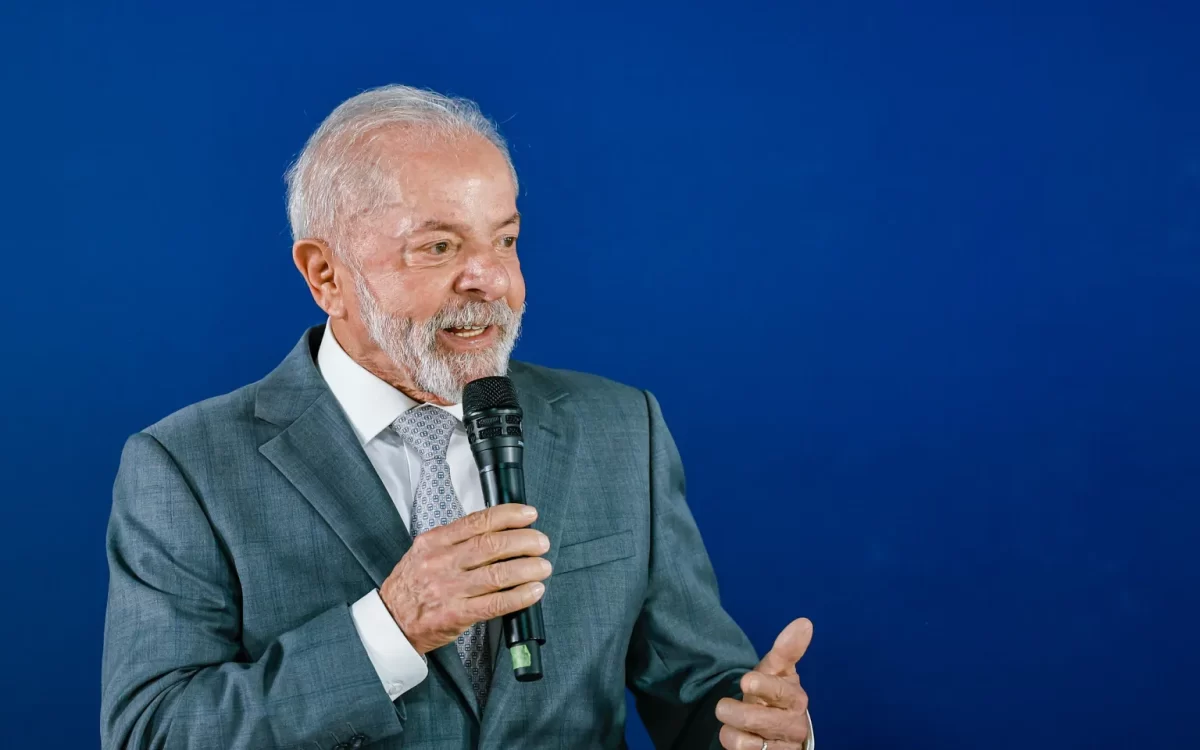 Lula assina indulto natalino de 2025 e exclui condenados por crimes contra a democracia