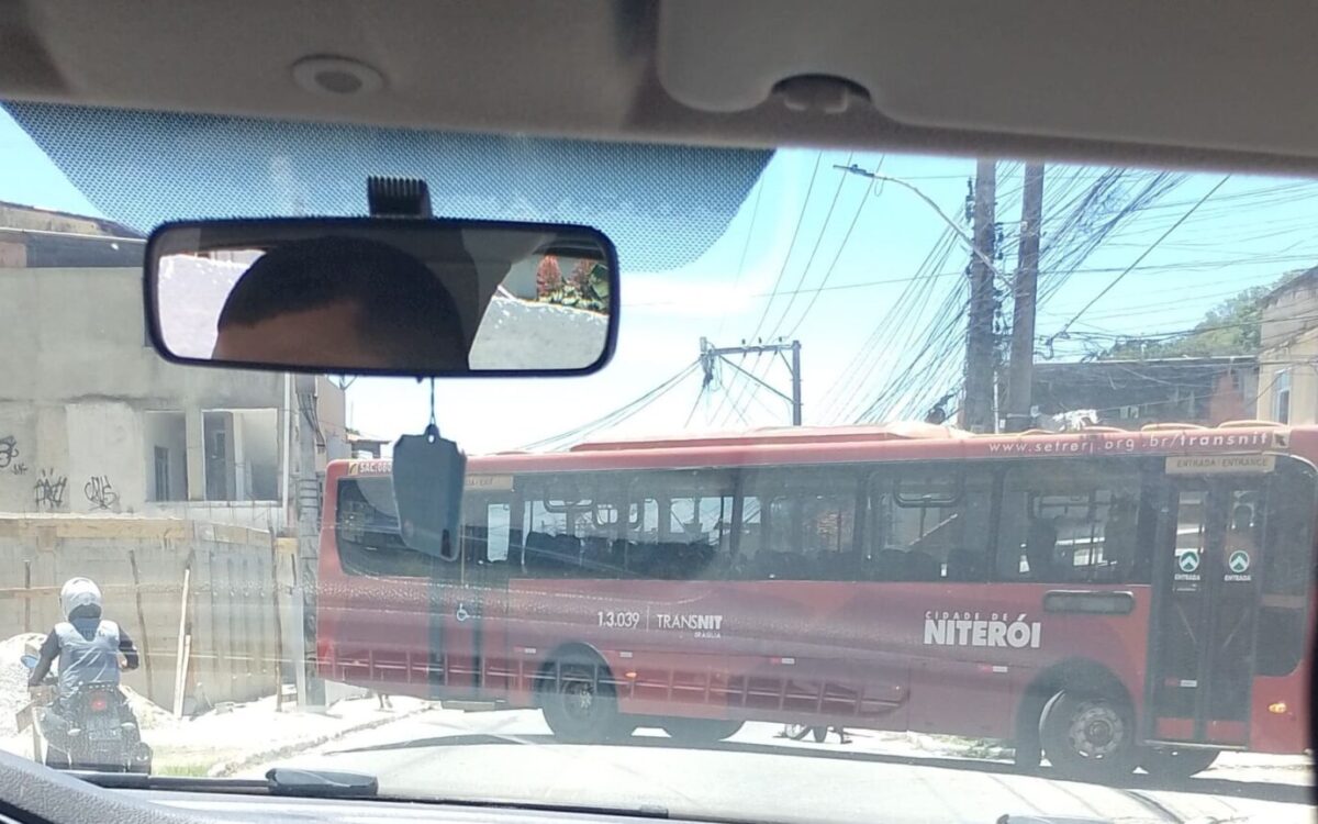 Ônibus é sequestrado e usado como barricada entre Niterói e São Gonçalo 
