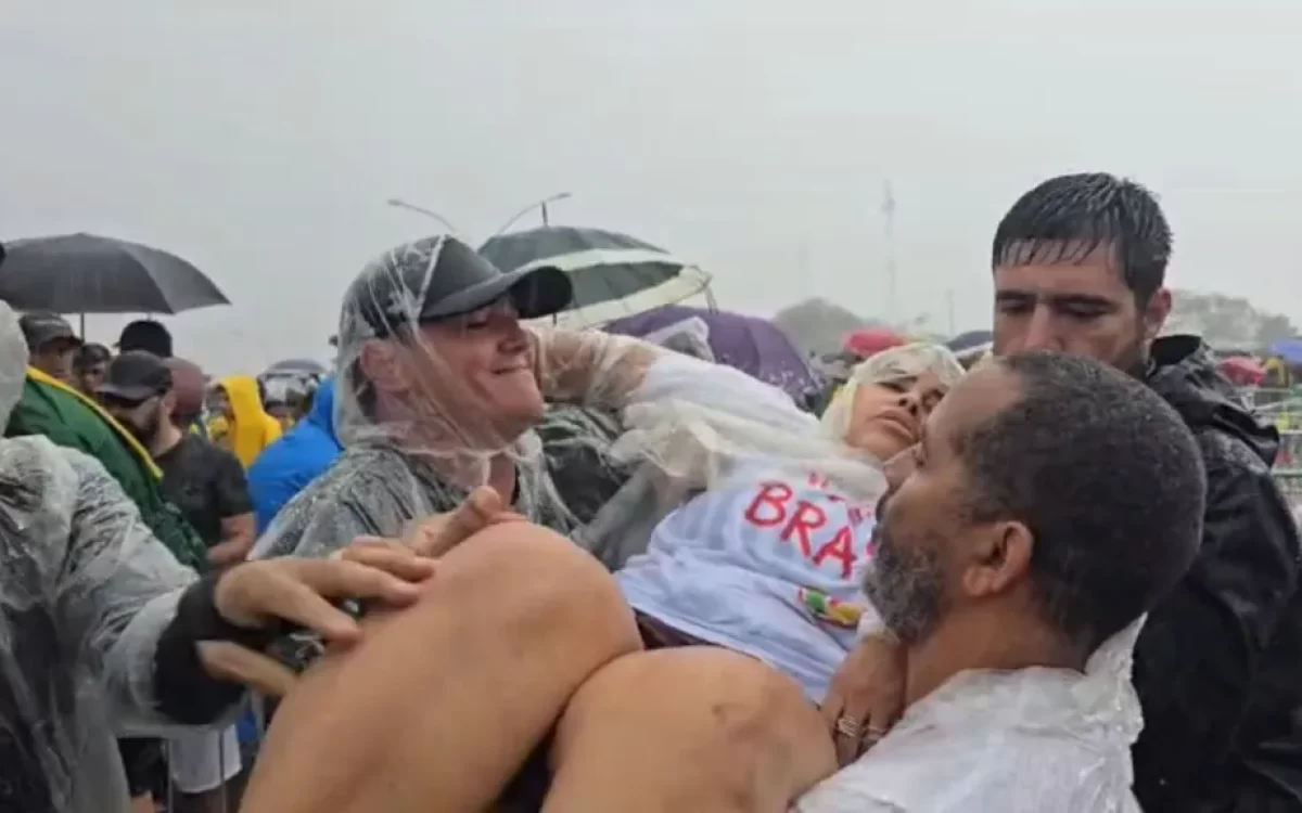 Raio atinge participantes de manifestação organizada por Nikolas Ferreira em Brasília