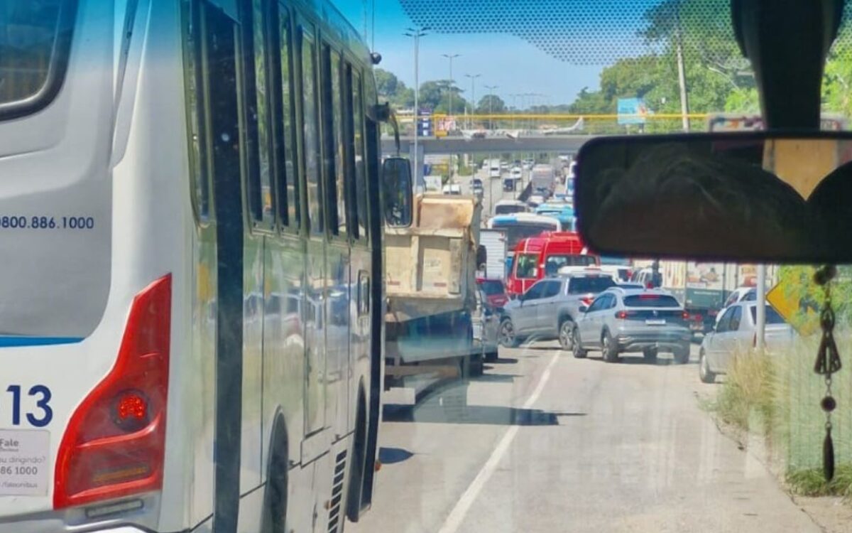 Acidente entre carro e moto complica trânsito na RJ-104 em São Gonçalo