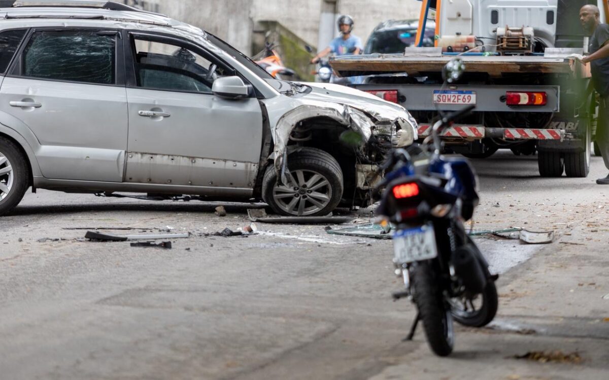 Veículo fica destruído após acidente na Avenida Pastor José Gomes de Souza, em Niterói