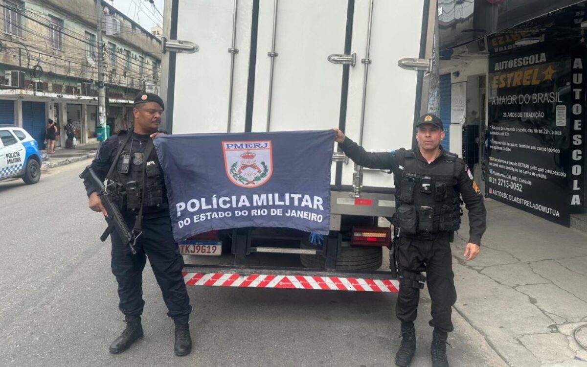Polícia recupera carga após roubo de caminhão em São Gonçalo