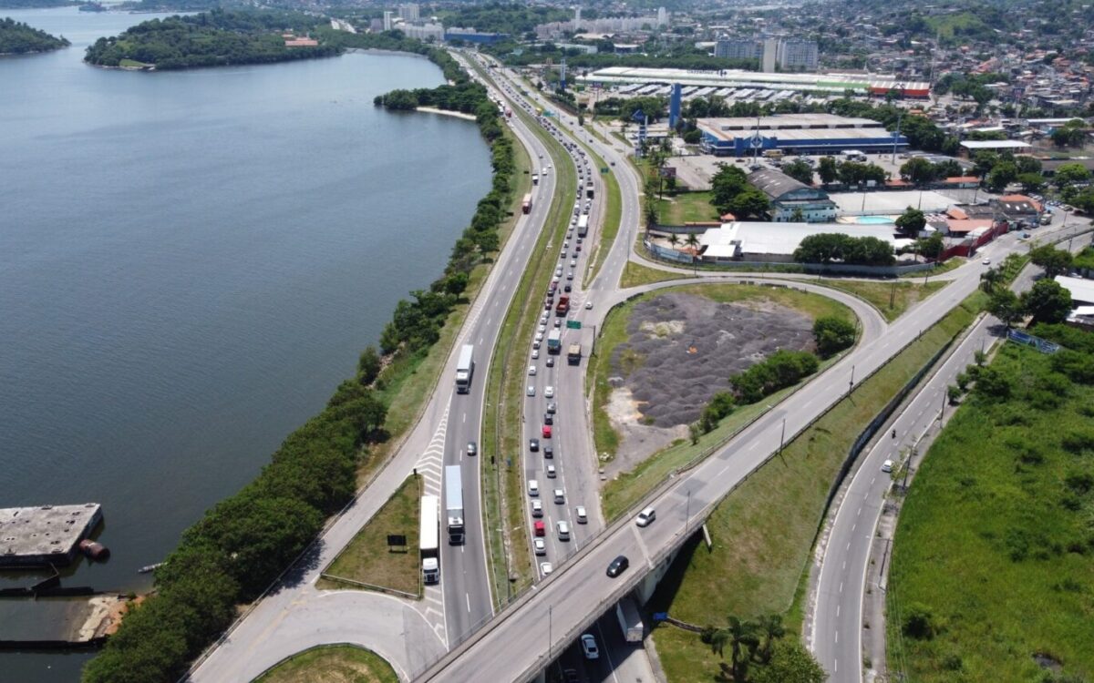 Queda de energia termina em protesto e interdição parcial na BR-101, em São Gonçalo