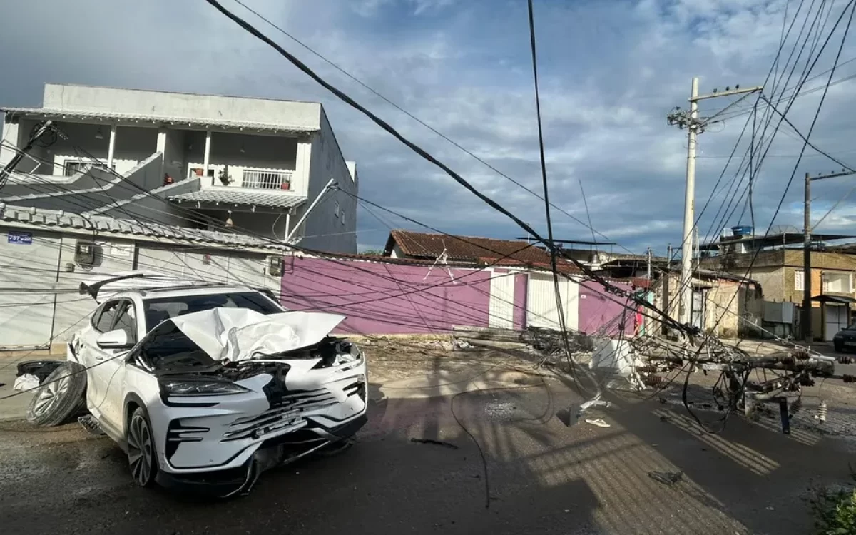 Veículo utilizado em roubos de carga bate em poste durante fuga e tem fuzil apreendido em São Gonçalo