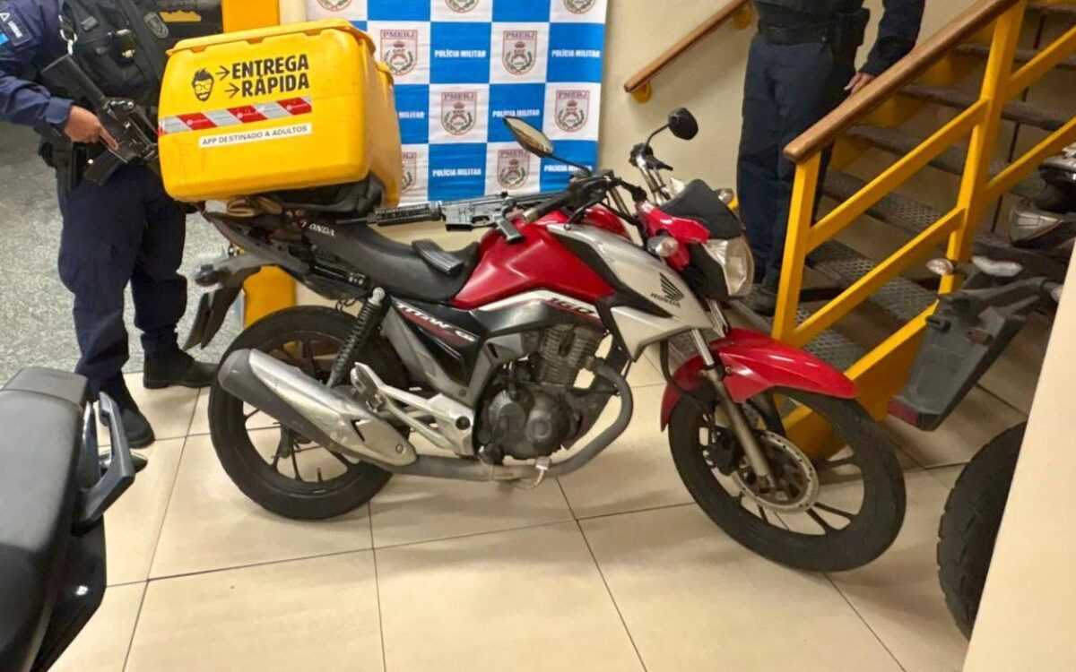 Madrugada de tiroteio tem homem preso com fuzil no baú de moto na Zona Norte de Niterói