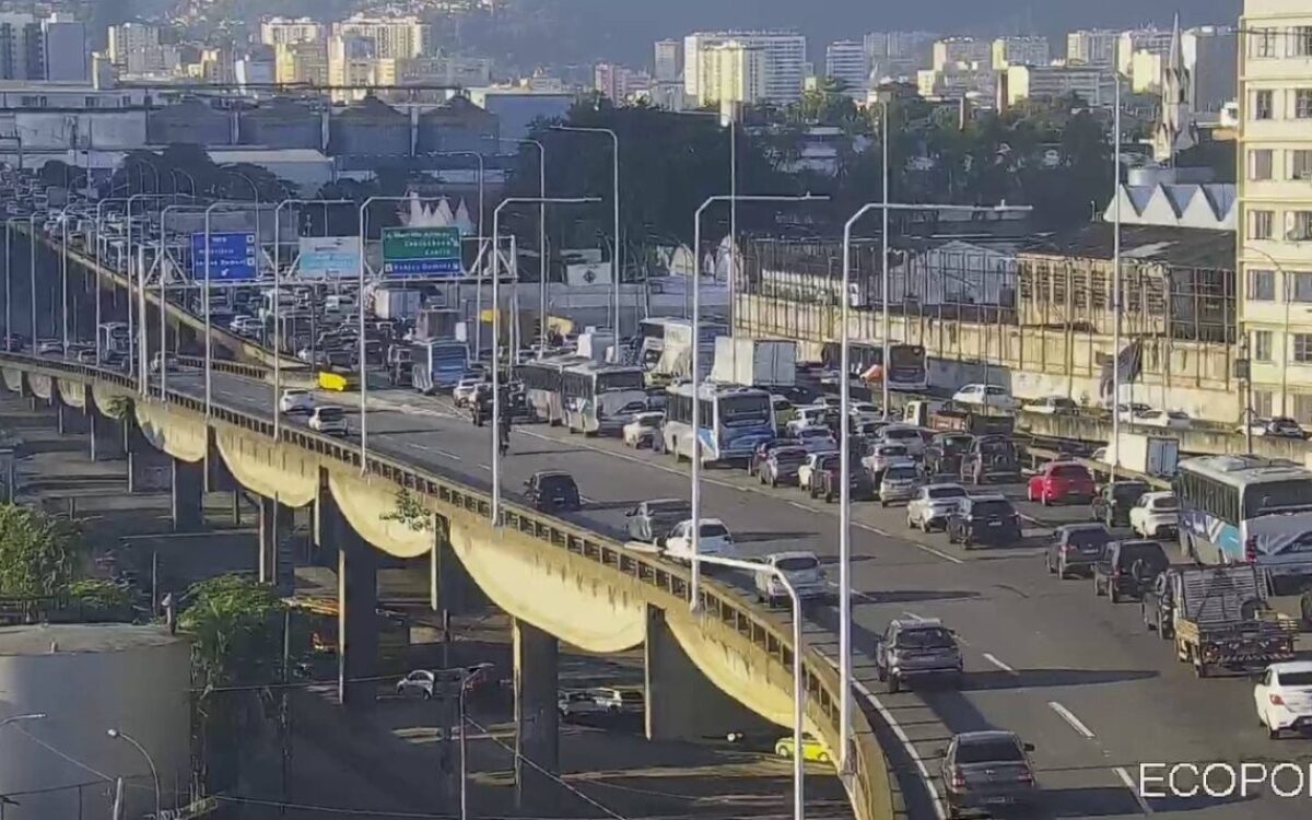 Servidores protestam por piso prometido por Cláudio Castro e trânsito fica congestionado no Rio