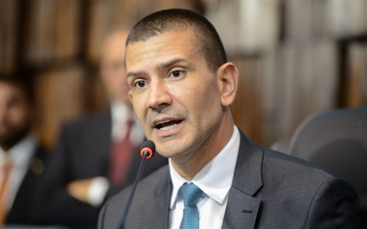 Douglas Ruas é eleito presidente da Alerj com 44 votos