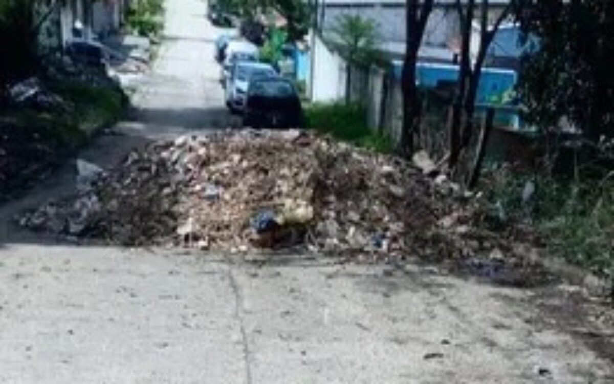 Menos de 48h após serem retiradas pela PM, barricadas são reinstaladas no Engenho do Roçado, em SG