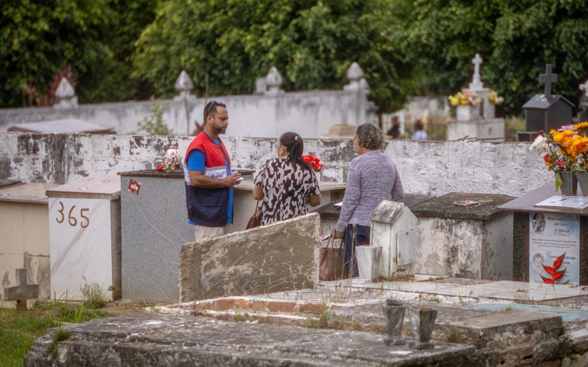 Feriado de Finados reúne milhares de pessoas no Cemitério Municipal de Maricá