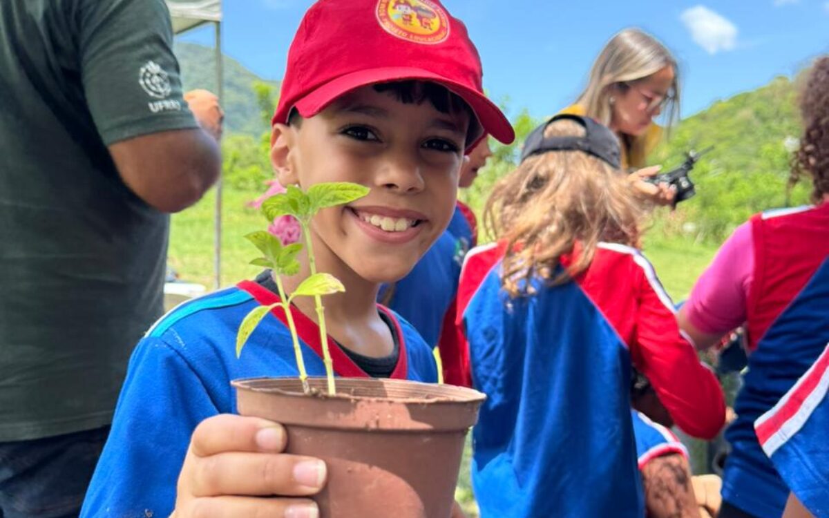 Alunos da rede municipal de Maricá vivenciam cultivo sustentável e a importância de cuidar do meio ambiente