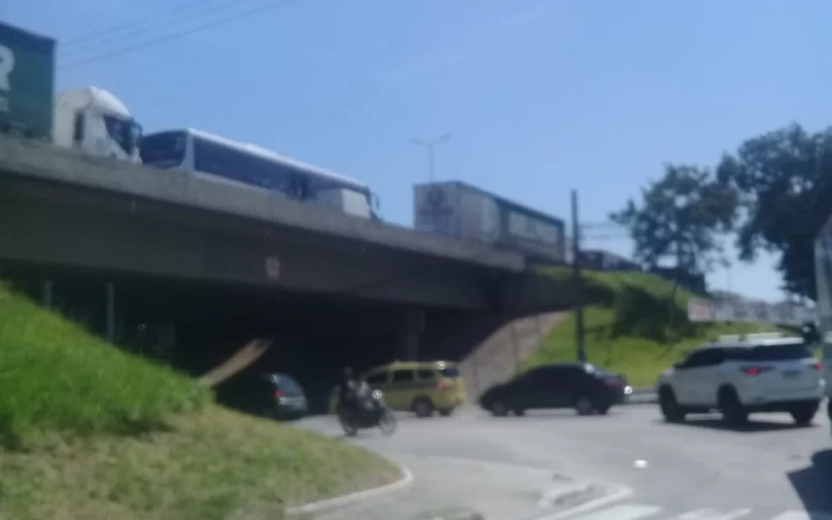 Tiroteio no Jardim Catarina paralisa BR-101 em São Gonçalo nesta quinta-feira (13)